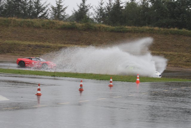 Heat 3 blev meget klogelig afblæst, da der lå så meget vand på banen, at det ikke var forsvarligt at fortsætte.
(Foto: Keld Dohm)